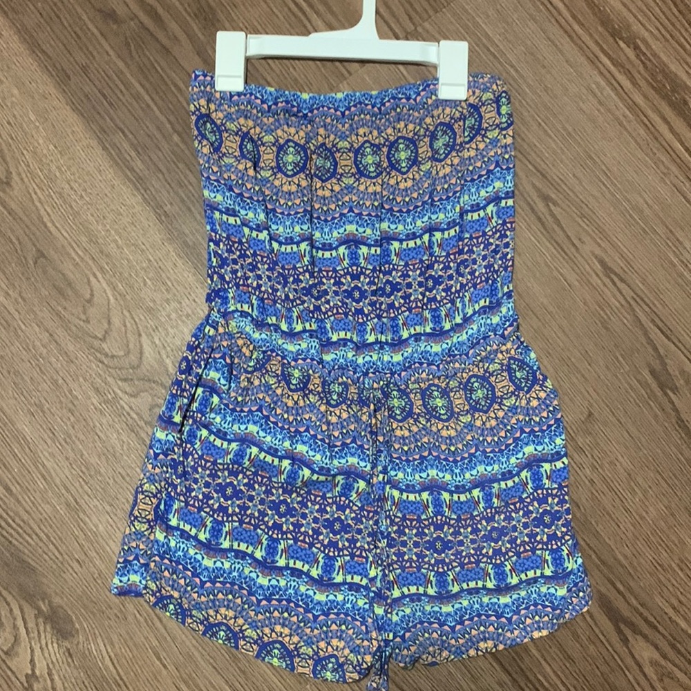 Strapless colorful romper